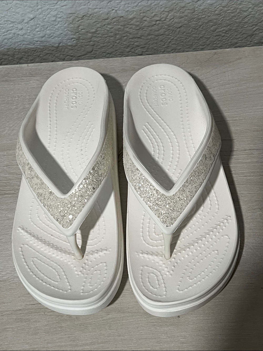 ICONIC CROCS COMFORT White Glitter Sandals Women’s SIZE 7 new without tag